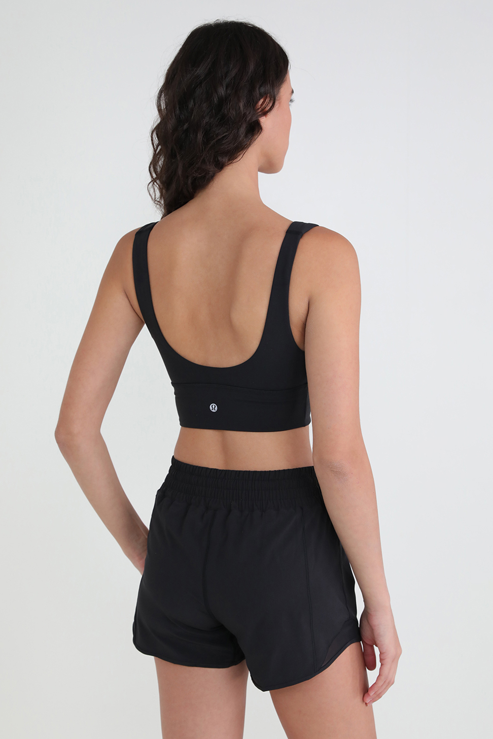 תמונת דוגמן אחורית של Align V Neck Bra C/D