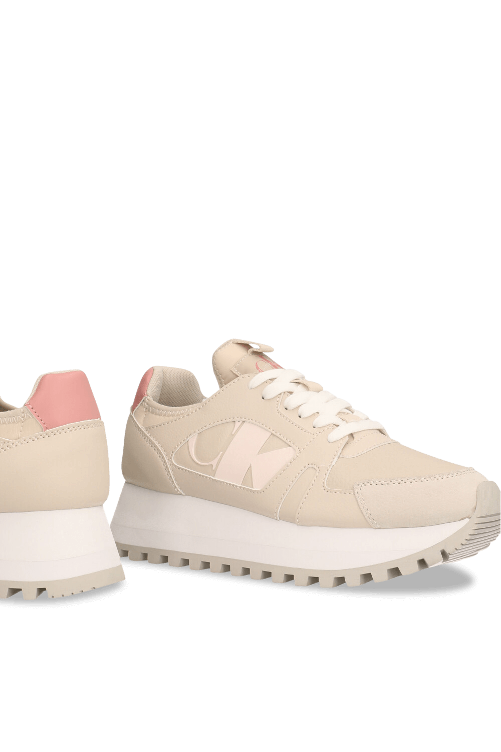 תמונת תקריב של נעלי סניקרס