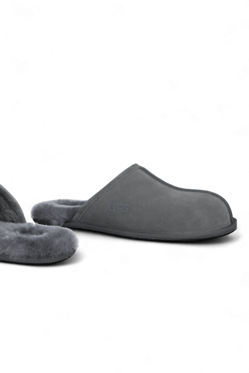 תמונת תקריב של נעלי בית סקאף