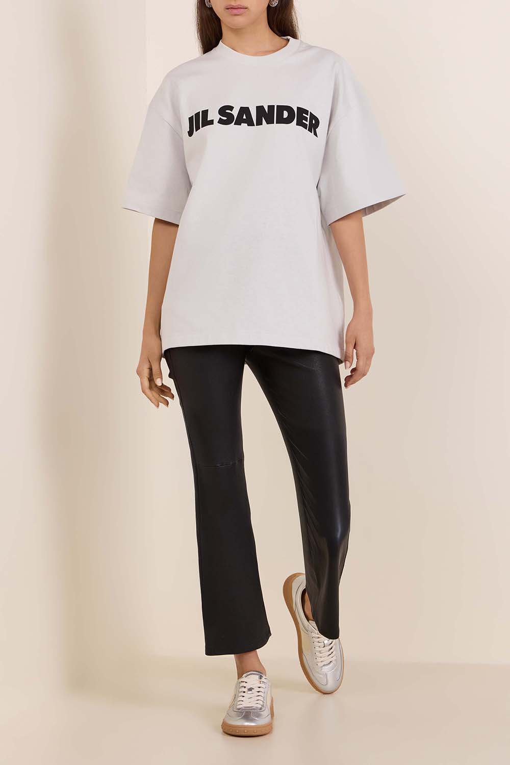 תמונת דוגמן קידמית של סניקרס