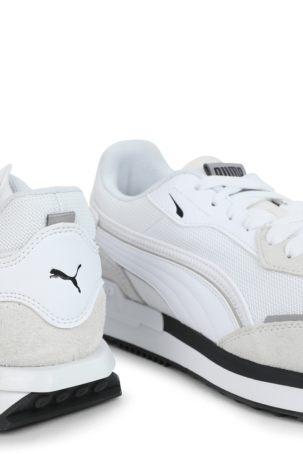 תמונת תקריב של נעלי ספורט סיטי ריידר לבנות