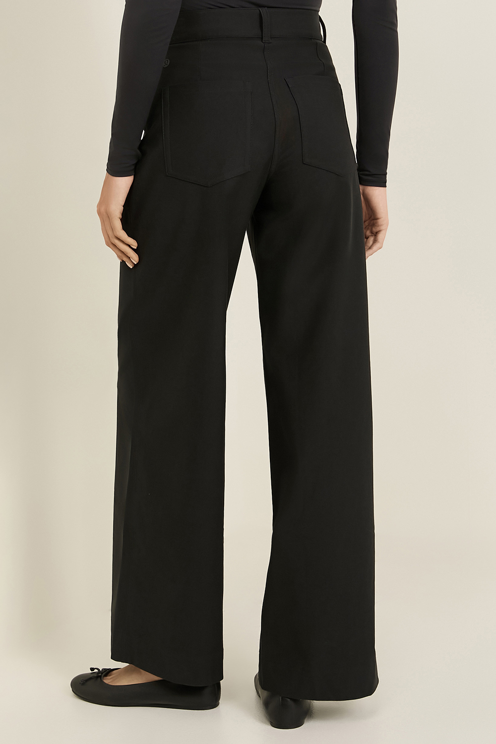 תמונת דוגמן אחורית של City Sleek Utilitech Extra-Wide-Leg Pant *Regular