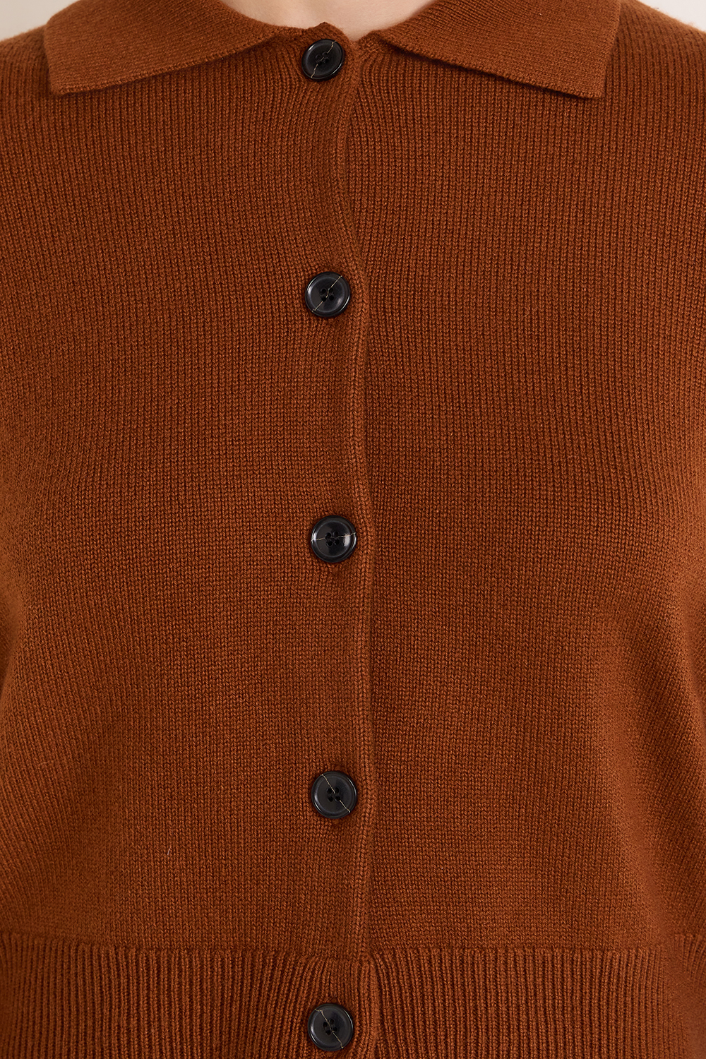 תמונת תקריב דוגמן של קרדיגן קשמיר