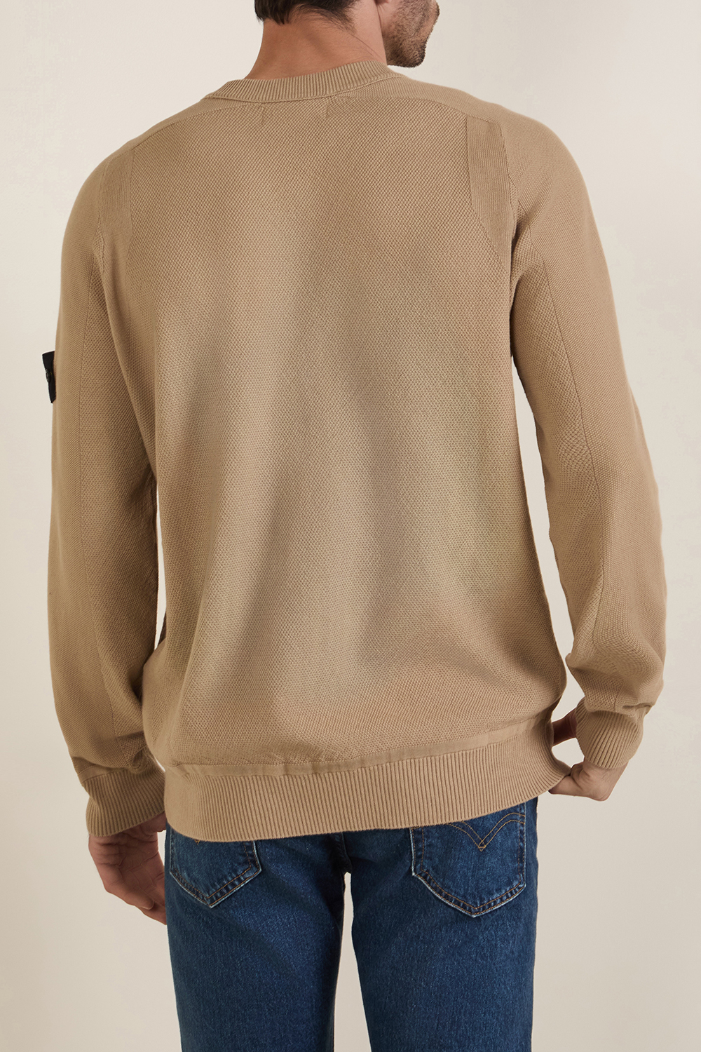 תמונת דוגמן אחורית של סוודר