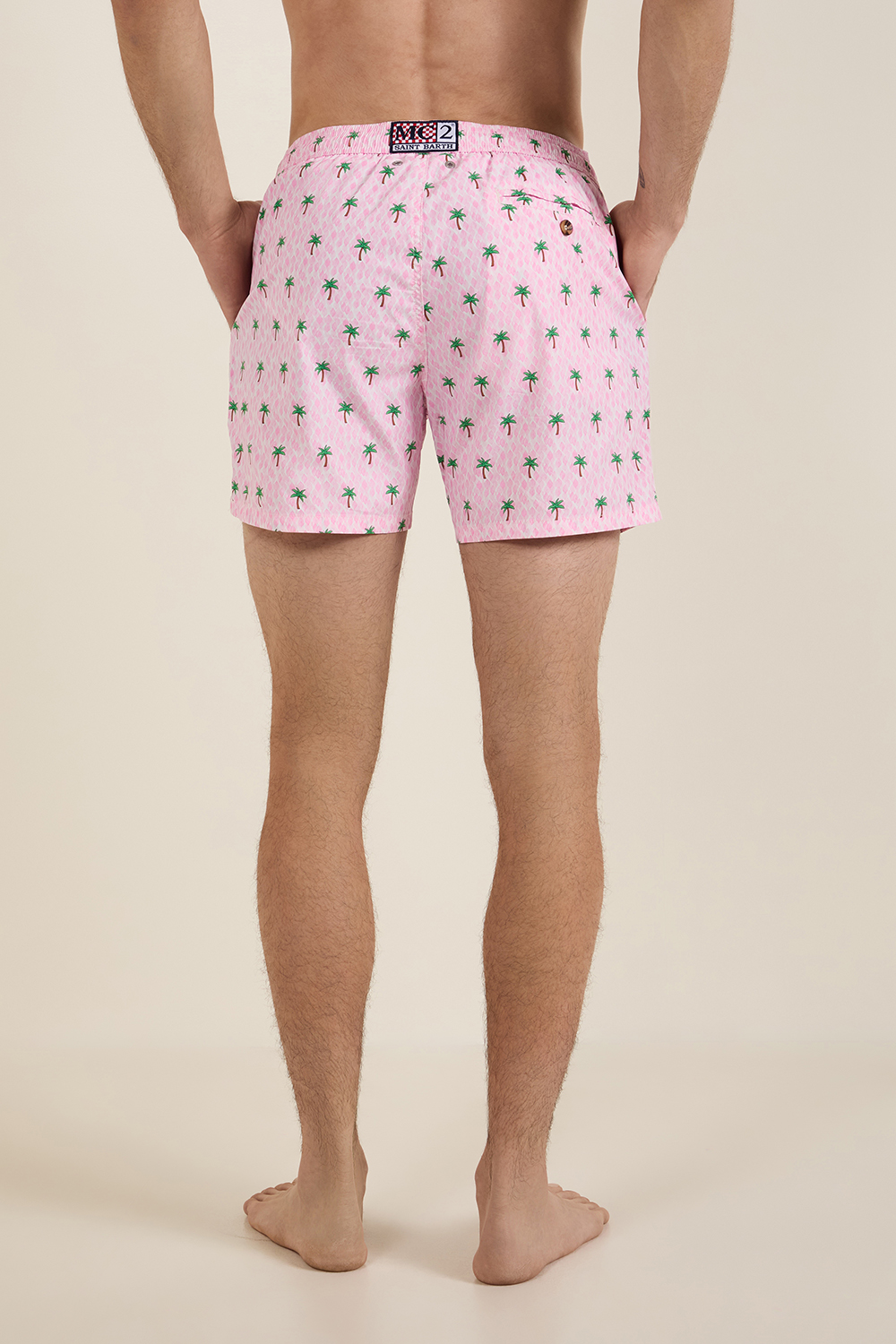 תמונת דוגמן אחורית של מכנסי בגד ים