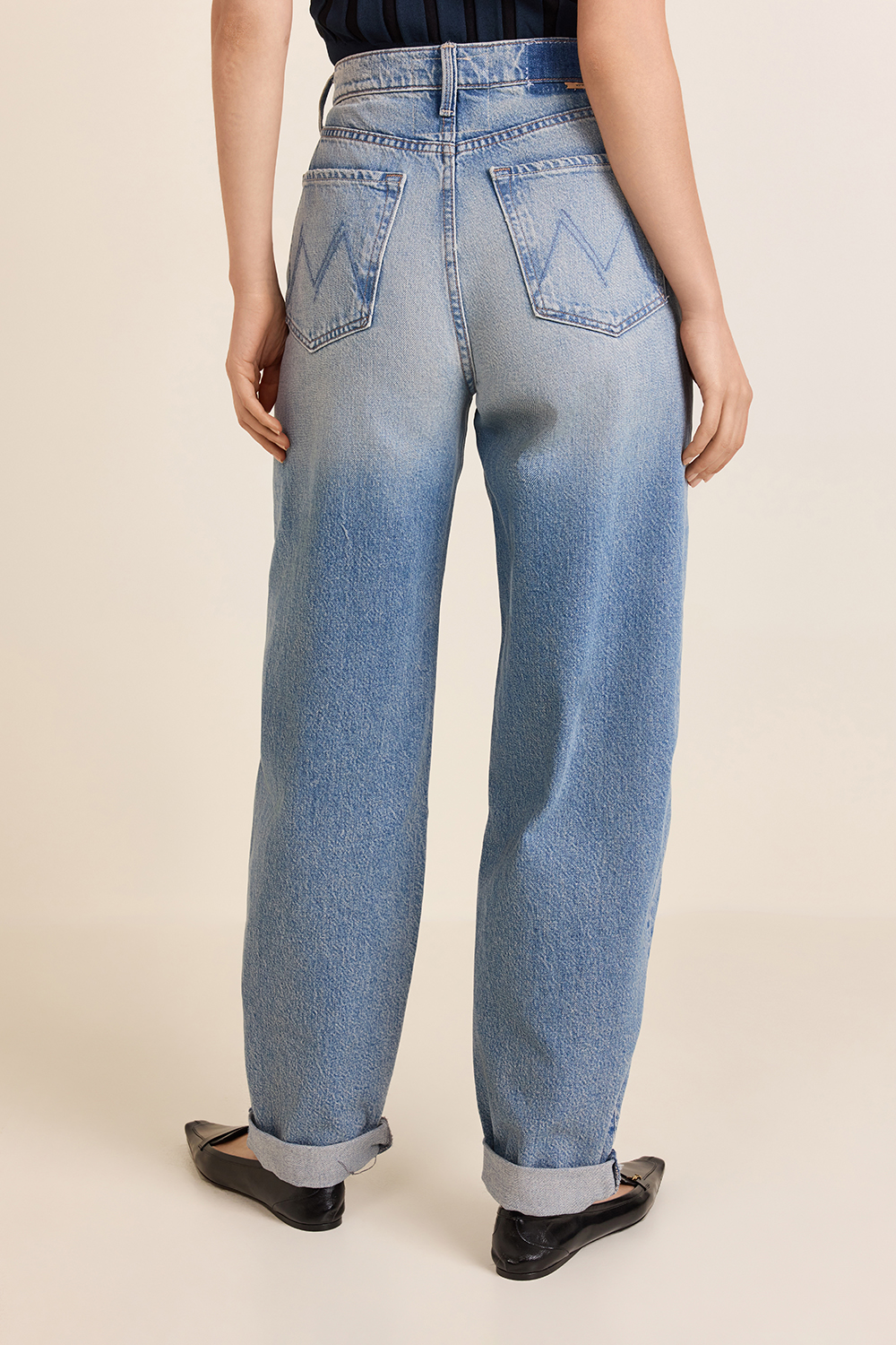 תמונת דוגמן אחורית של מכנסי ג'ינס בלון