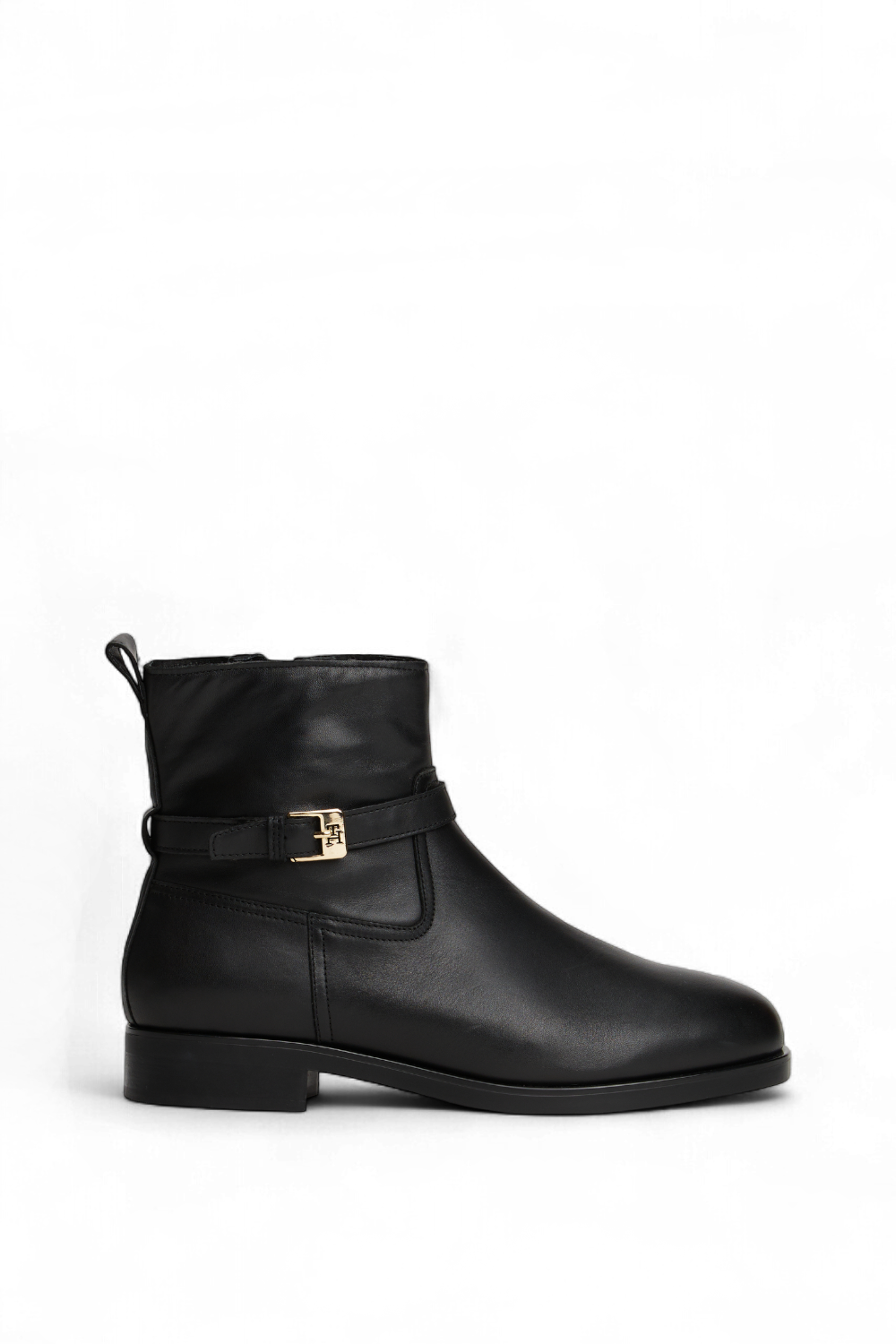 תמונה קידמית של מגפוני עור