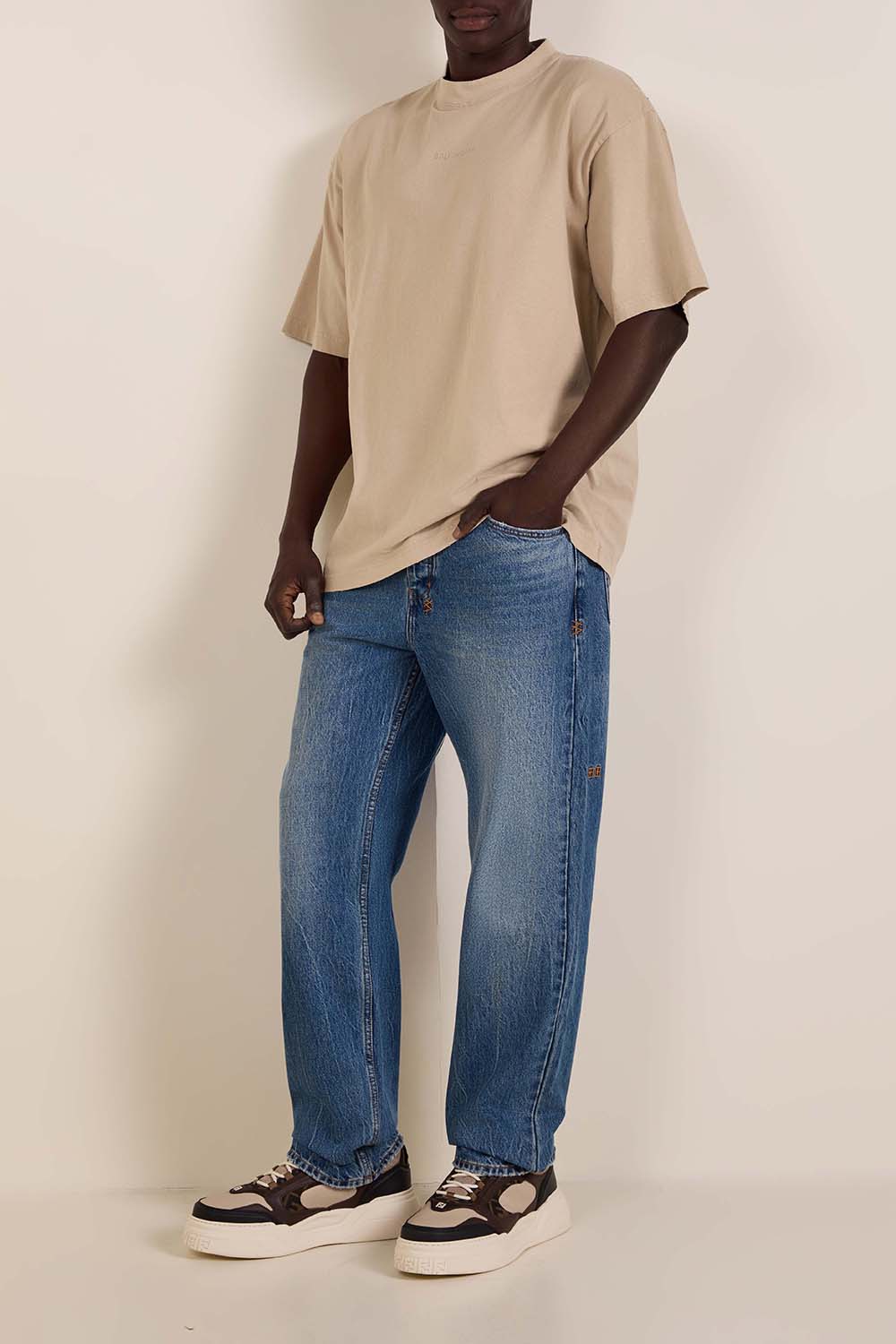 תמונת דוגמן קידמית של נעלי סניקרס