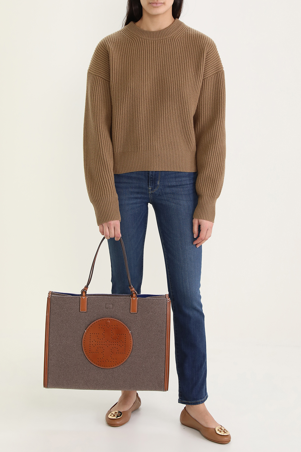 תמונת דוגמן קידמית של תיק נשיאה מצמר עם רקמה מונוגרמית