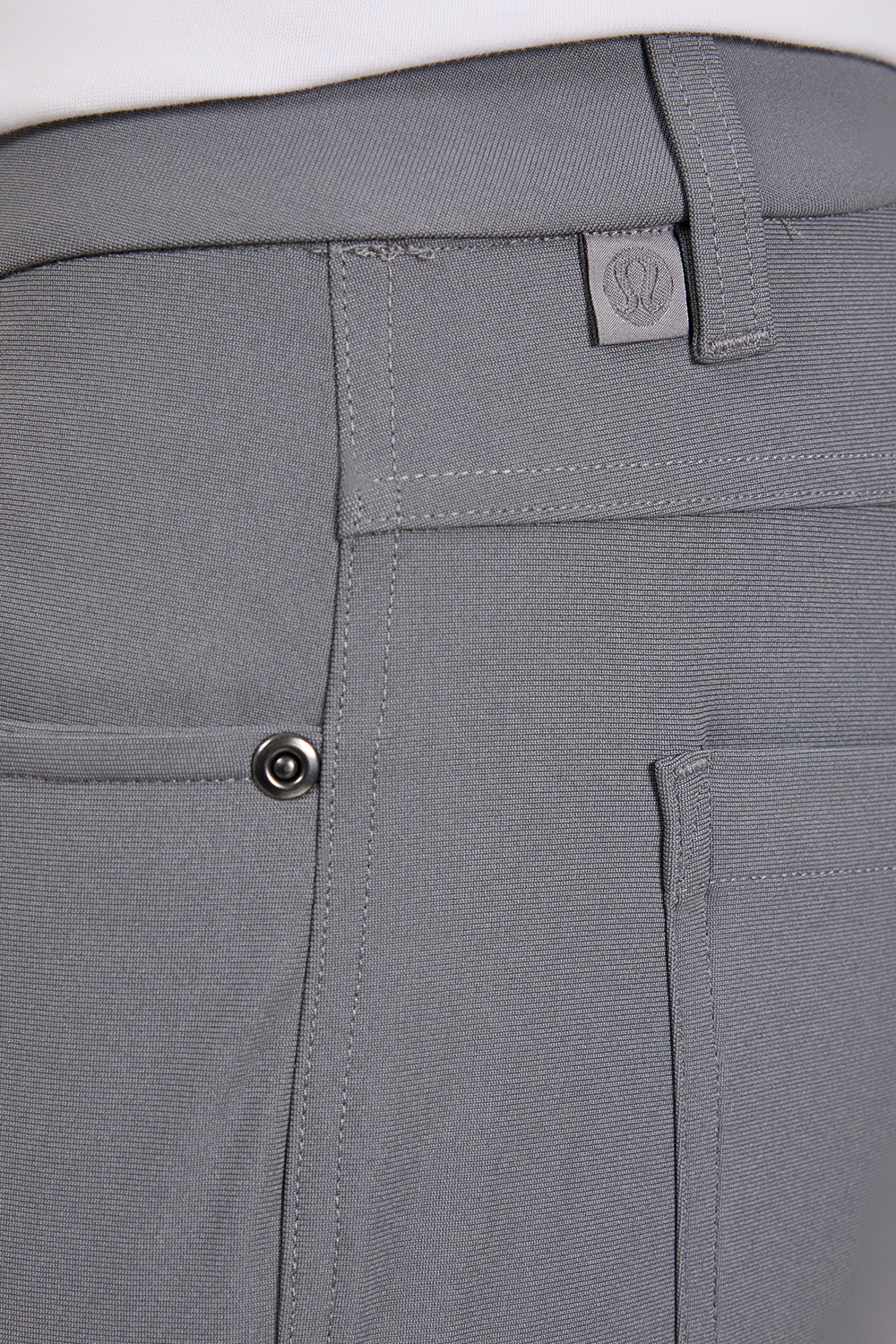 תמונת תקריב דוגמן של ABC Slim-Fit 5 Pocket Pant 32'' Warpstreme