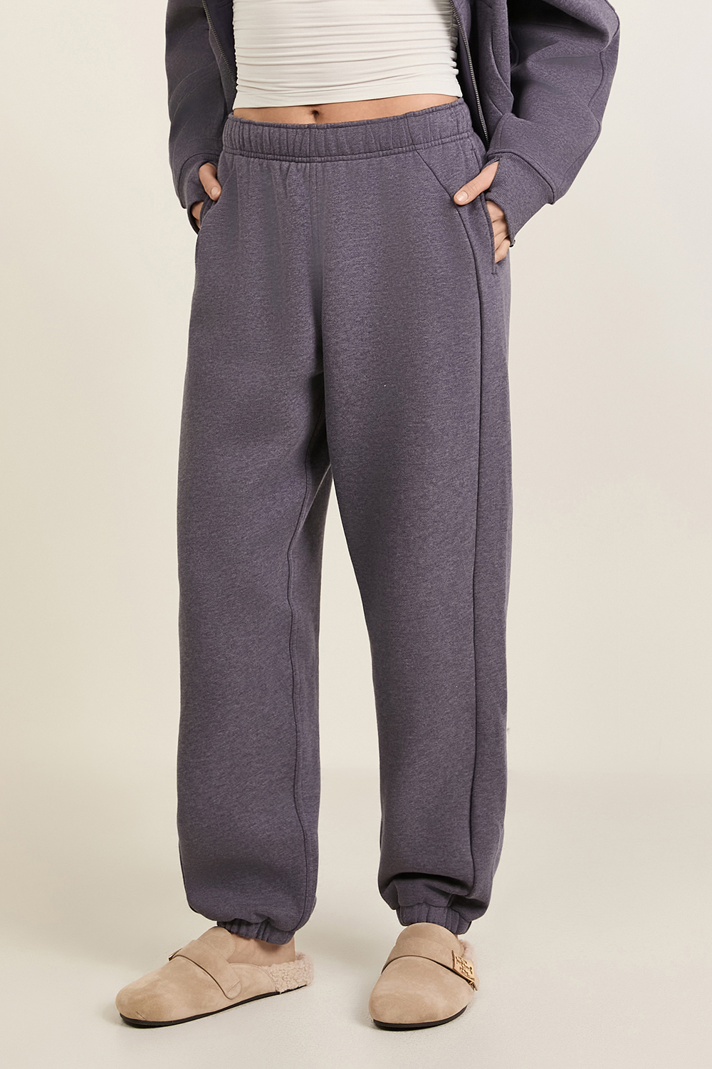 תמונת דוגמן קידמית של Scuba Mid-Rise Oversized Jogger *Regular