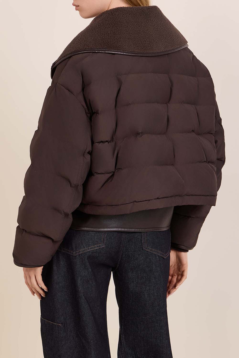 תמונת דוגמן אחורית של מעיל פוך