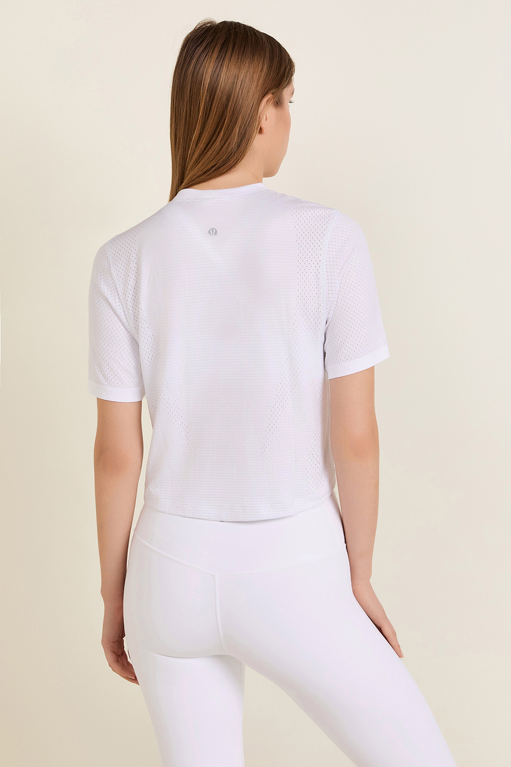 תמונת דוגמן אחורית של Swiftly High-Low Cropped Short Sleeve