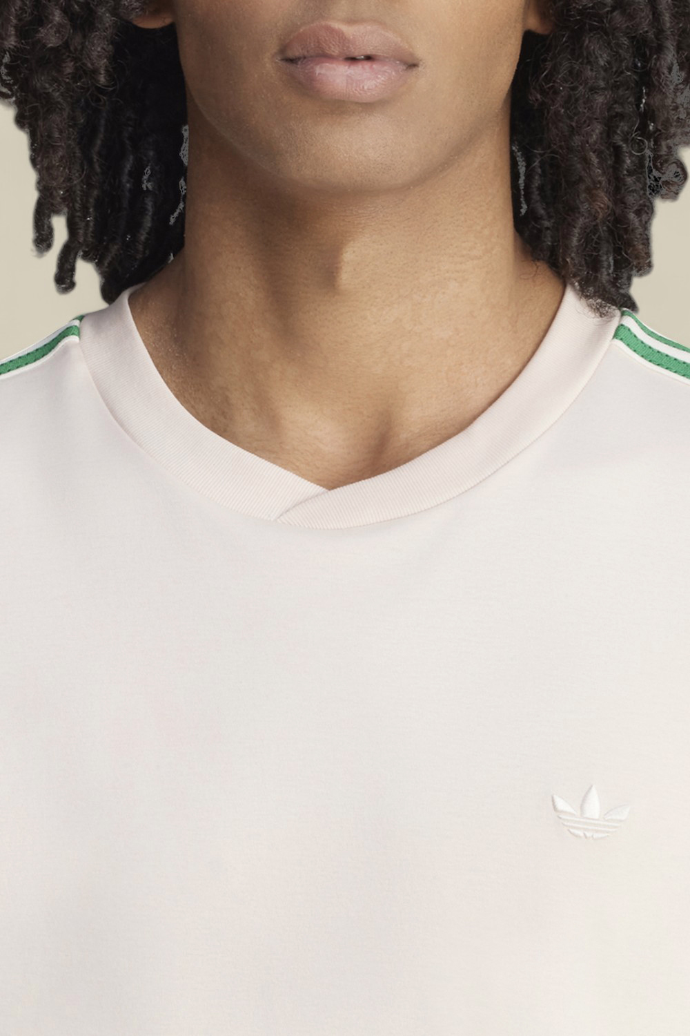 תמונת תקריב דוגמן של ספורטי אנד ריץ' X חולצת טי