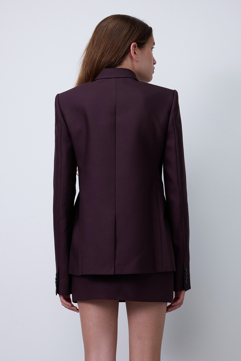 תמונת דוגמן אחורית של בלייזר מחויט