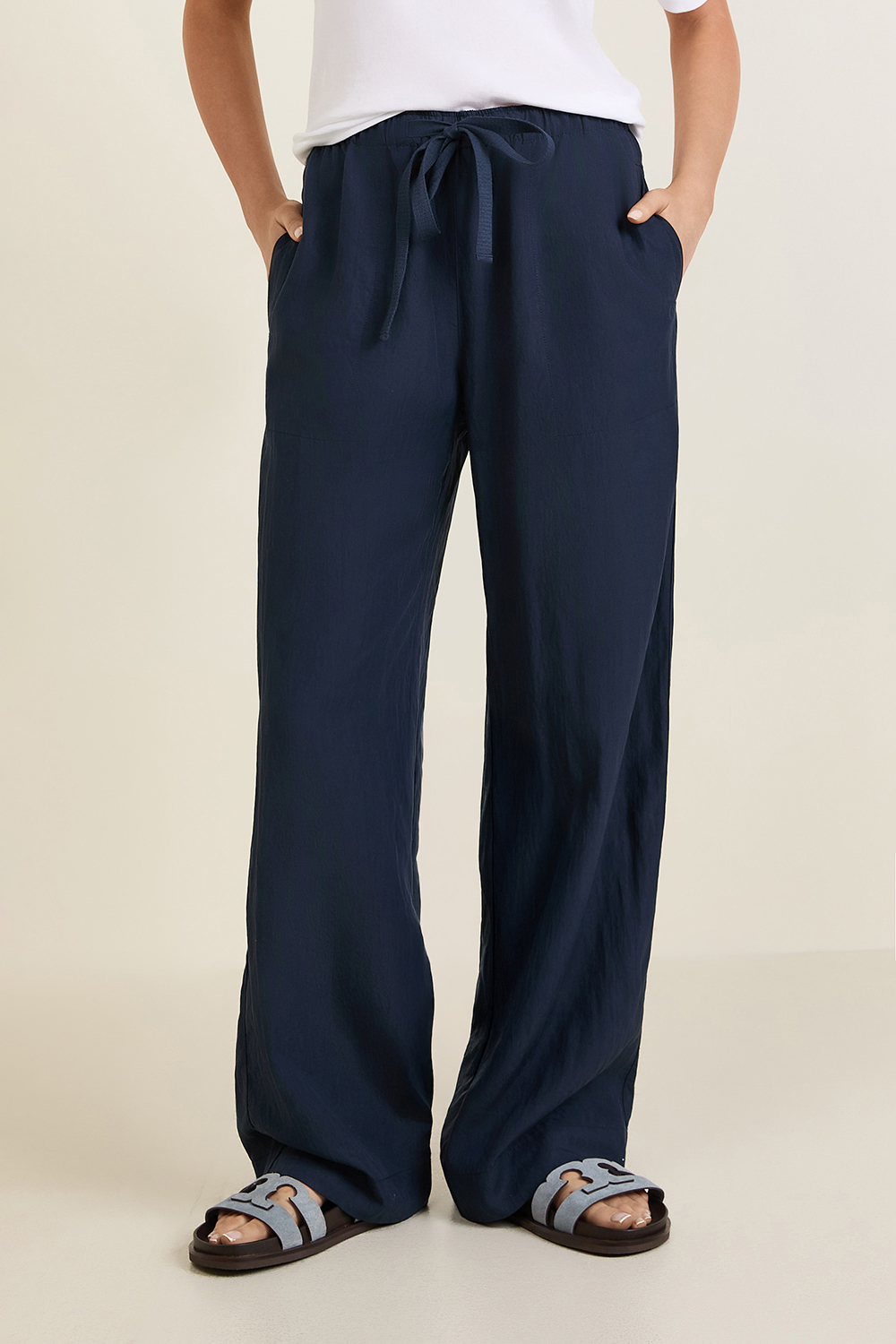 תמונת דוגמן קידמית של מכנסיים ארוכים