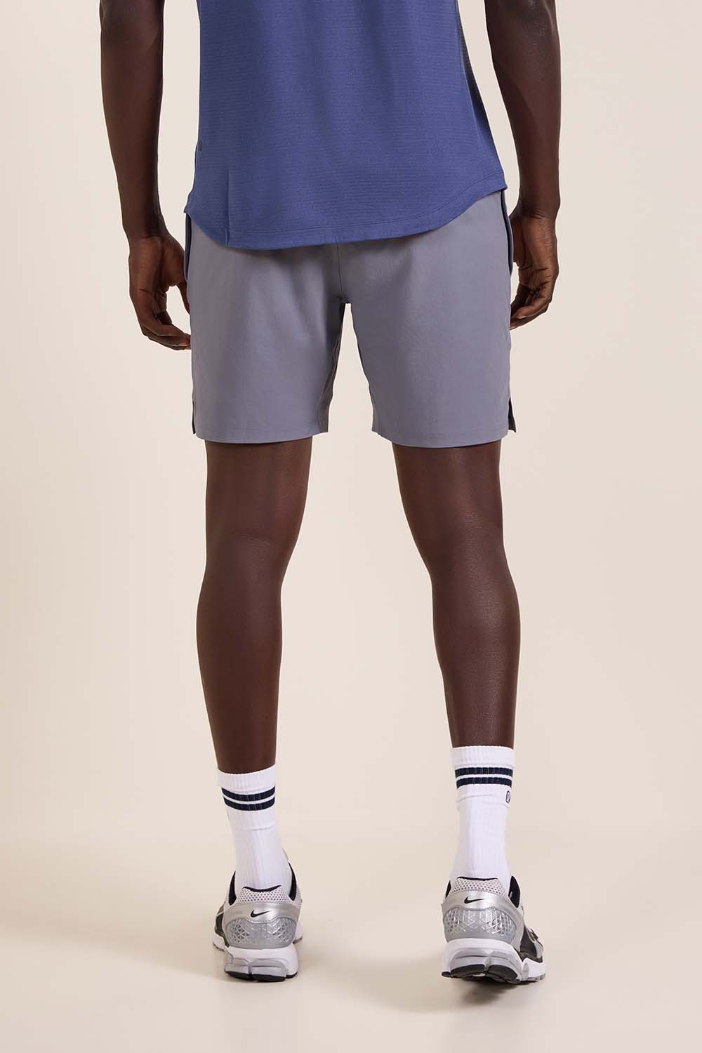 תמונת דוגמן אחורית של License To Train Short 7'' LL