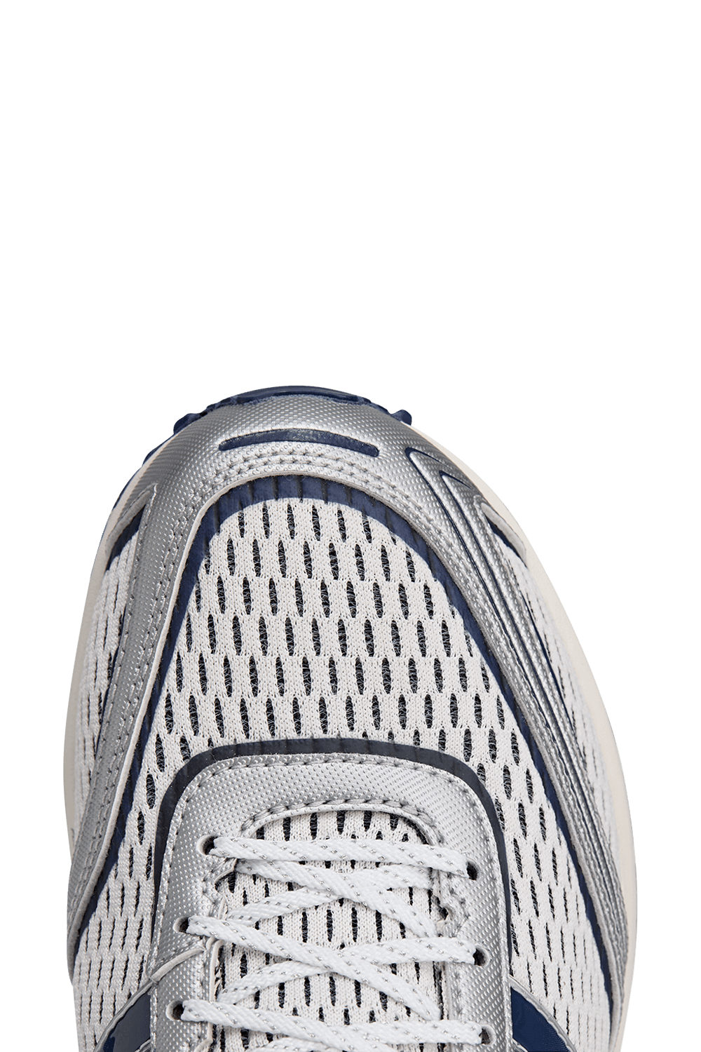 תמונת תקריב של ספורטי אנד ריץ' X אדידס נעלי סניקרס