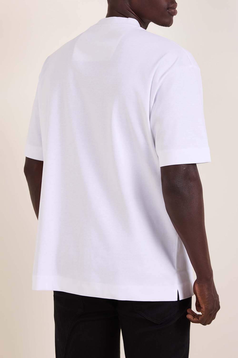 תמונת דוגמן אחורית של חולצת טי