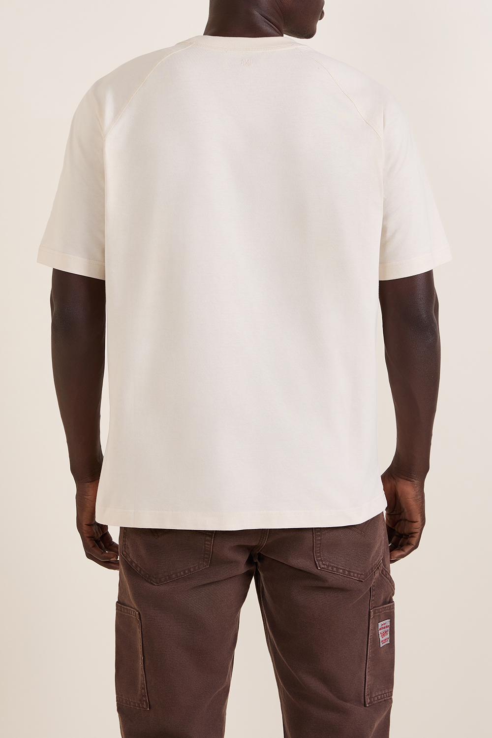 תמונת דוגמן אחורית של חולצת טי