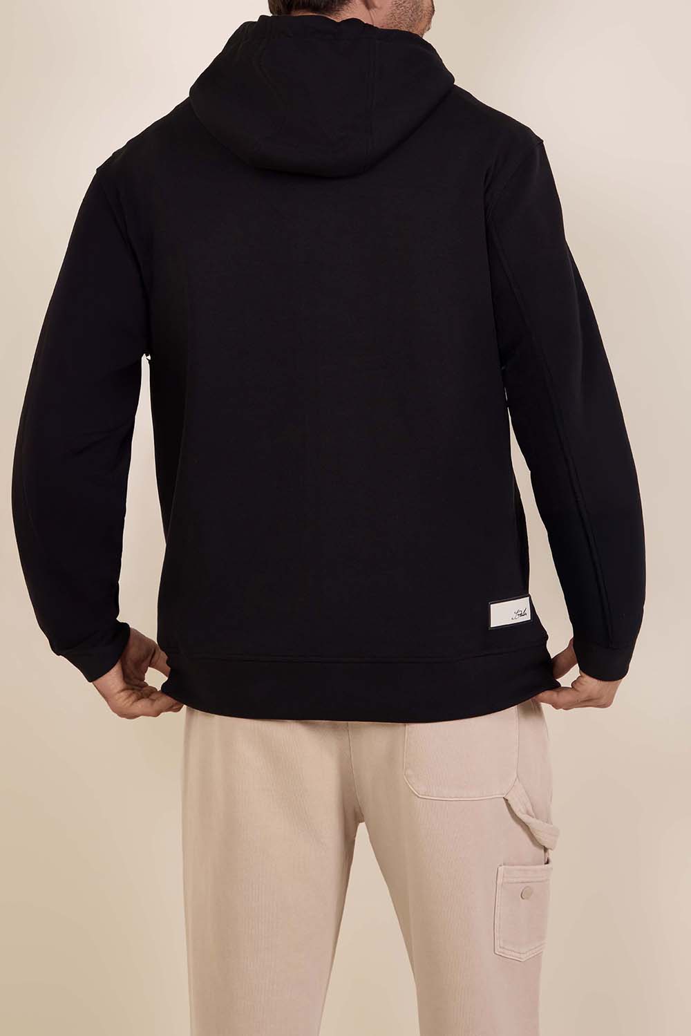 תמונת דוגמן אחורית של סווטשירט קפוצ'ון