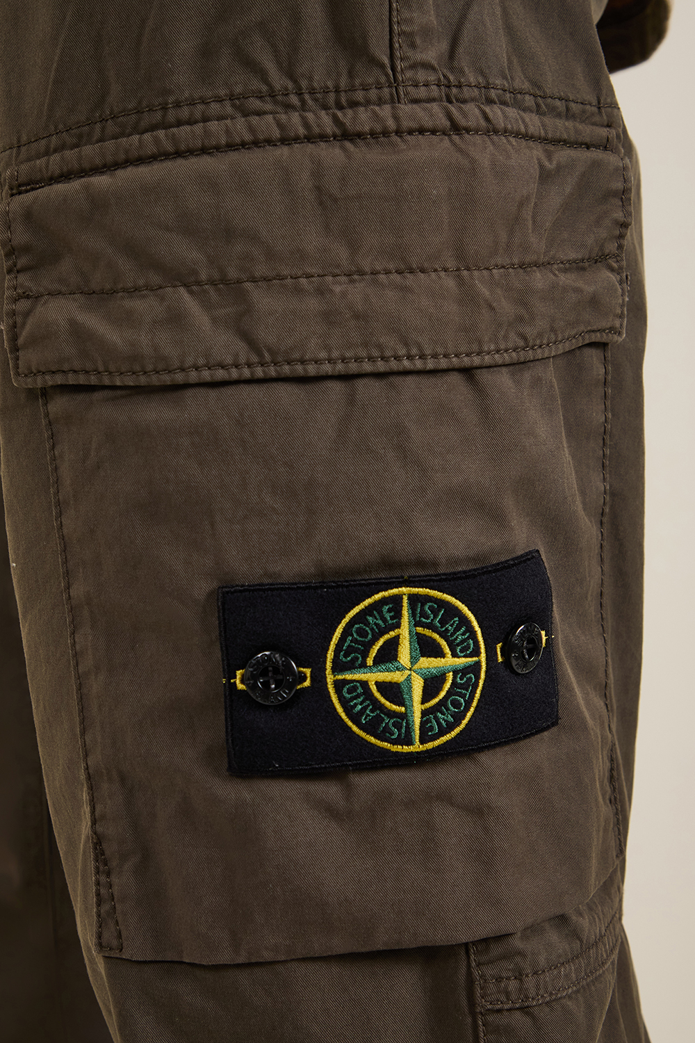 תמונת תקריב דוגמן של מכנסי קרגו