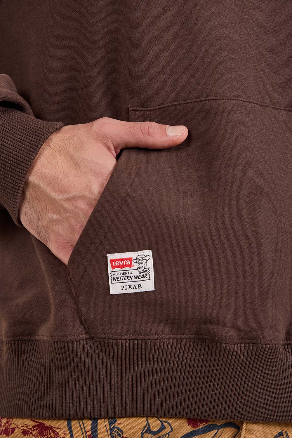 תמונת תקריב דוגמן של ליוויס X צעצוע של סיפור סווטשירט קפוצ'ון