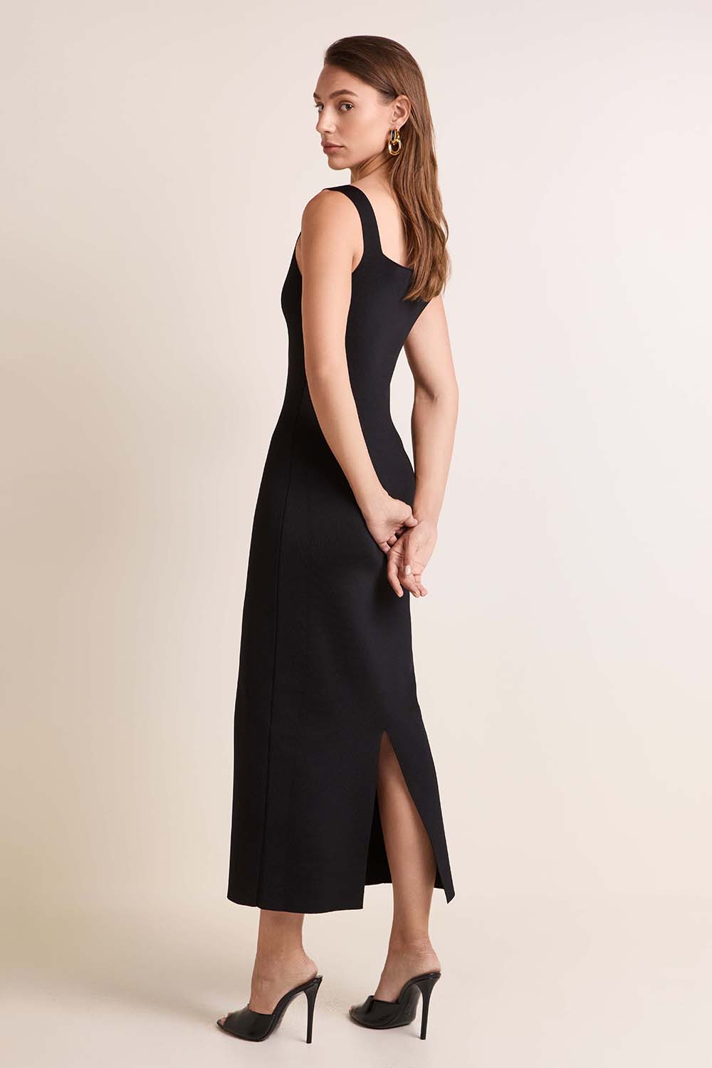 תמונת דוגמן אחורית של שמלת מידי