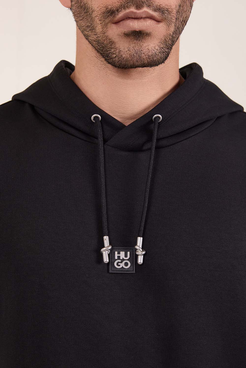 תמונת תקריב דוגמן של סווטשירט קפוצ'ון