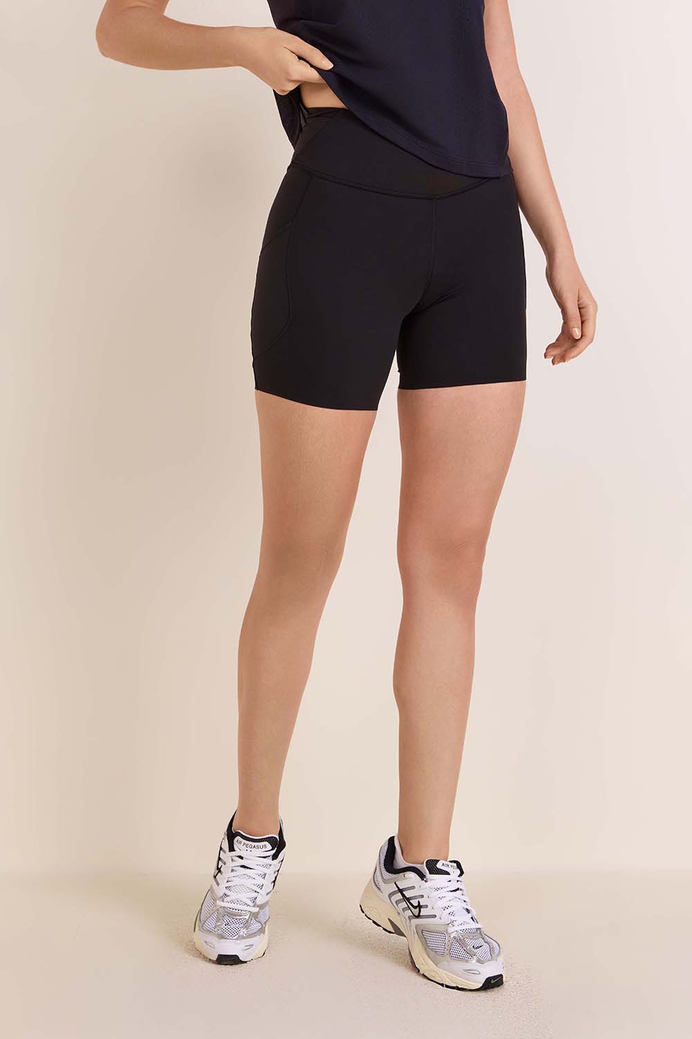 תמונת דוגמן קידמית של Fast and Free High-Rise Short 6 Pockets