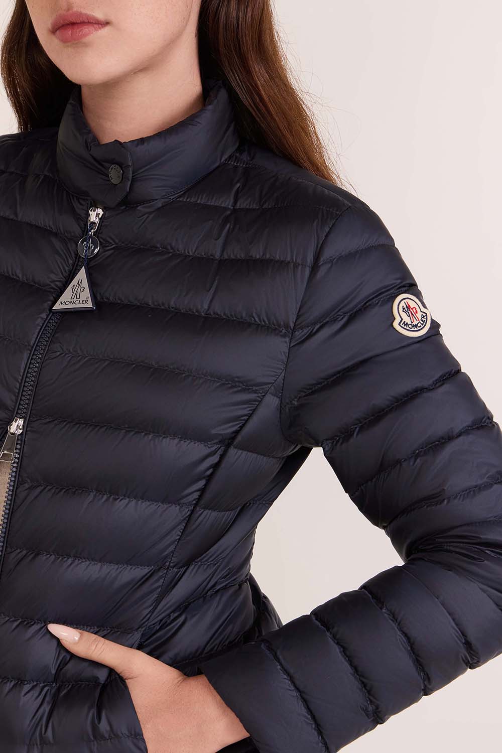 תמונת תקריב דוגמן של מעיל פוך קל