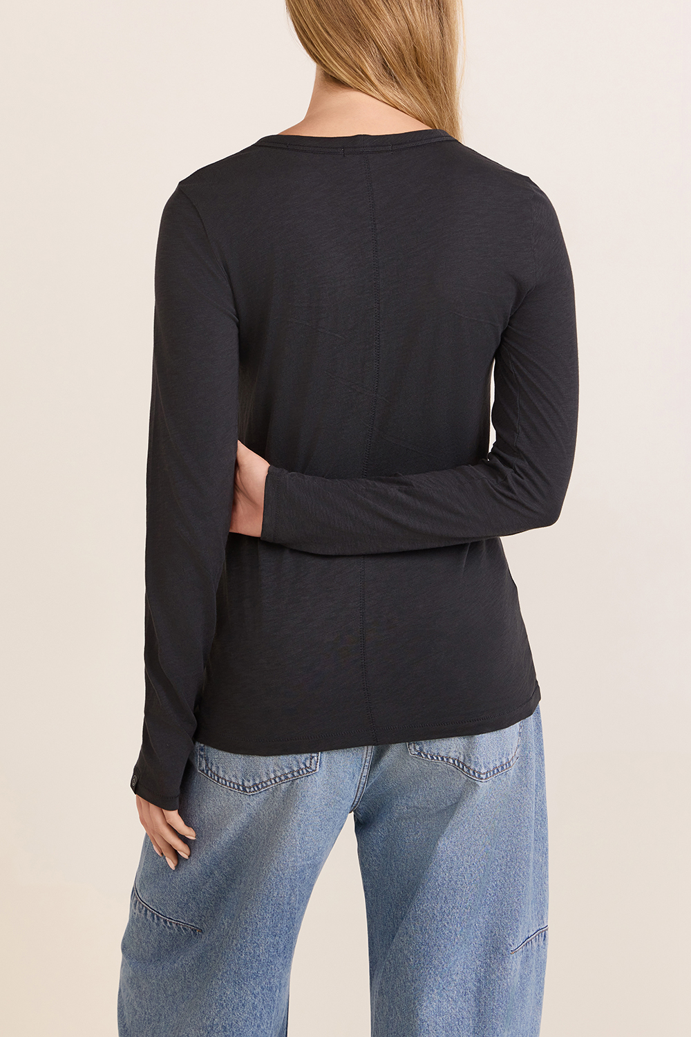 תמונת דוגמן אחורית של חולצת טי ארוכה