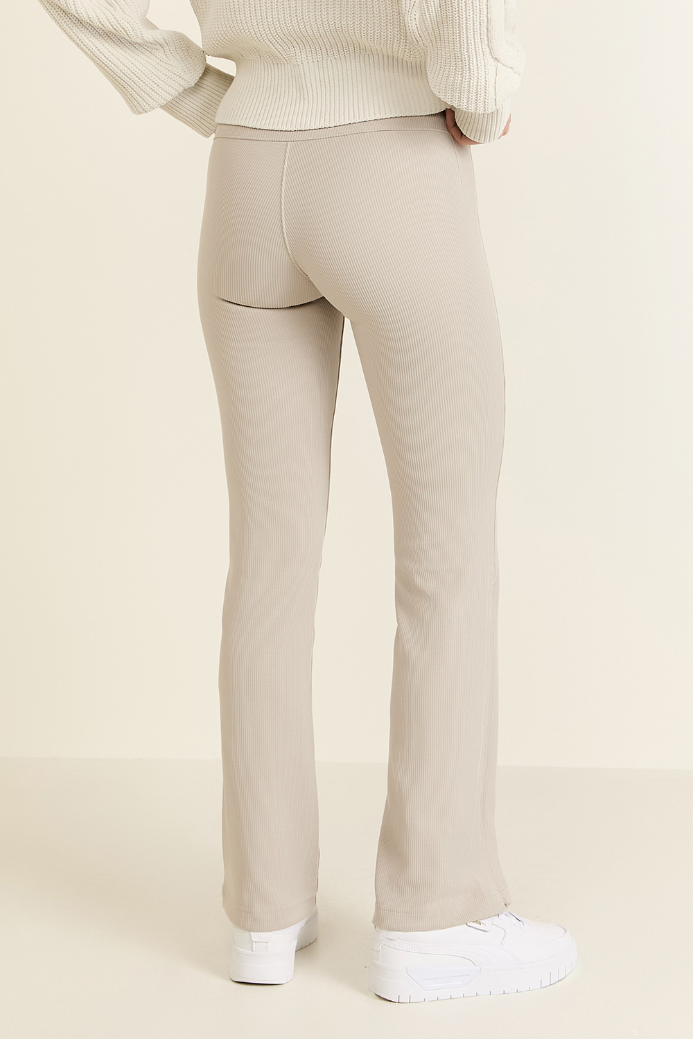 תמונת דוגמן אחורית של Brushed Softstreme Ribbed Zip Flared Pant 32.5''