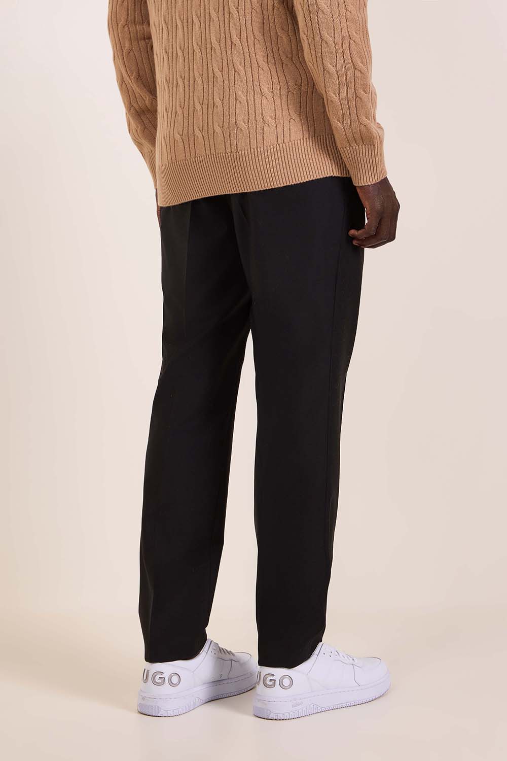 תמונת דוגמן אחורית של מכנסיים מחויטים סלים פיט