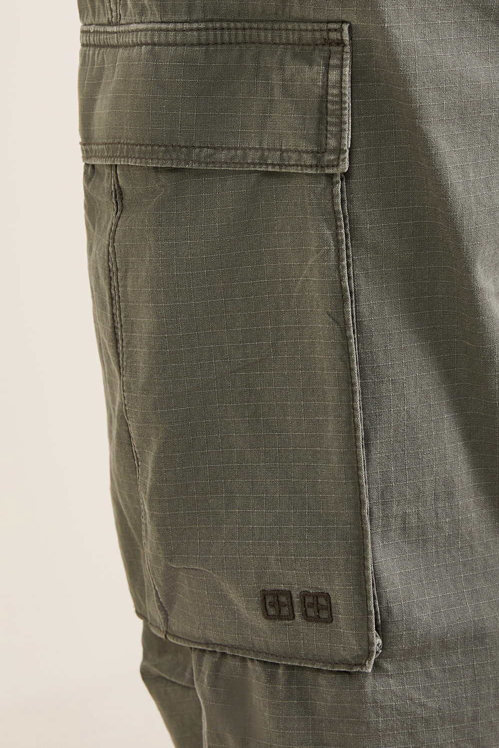 תמונת תקריב דוגמן של מכנסי קרגו