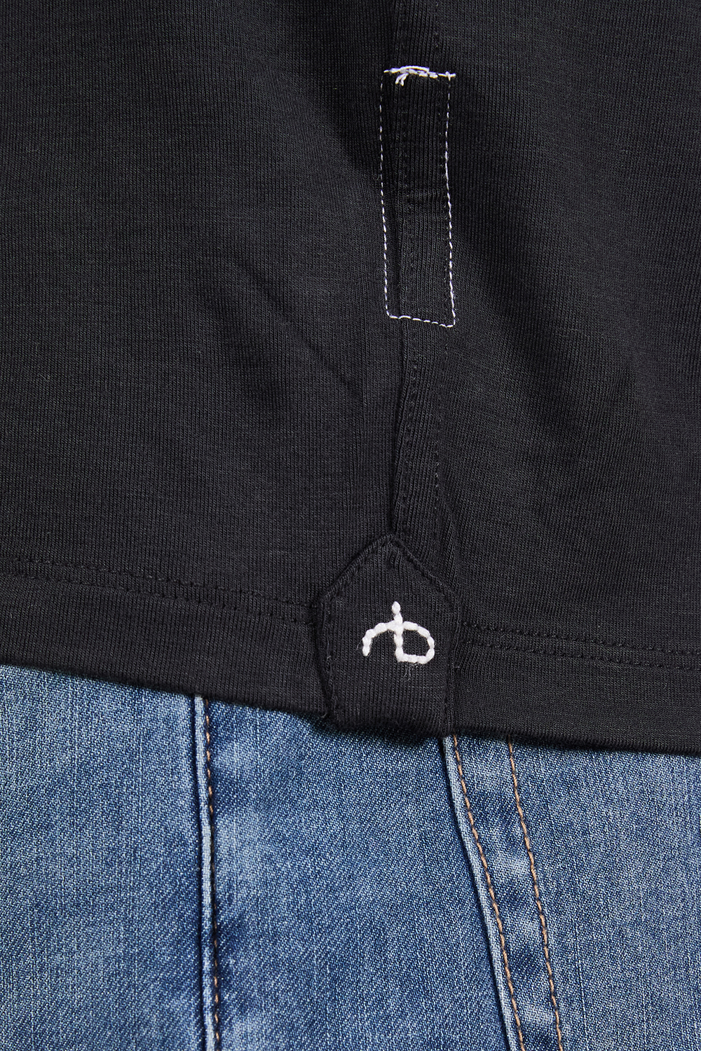 תמונת תקריב דוגמן של חולצת טי