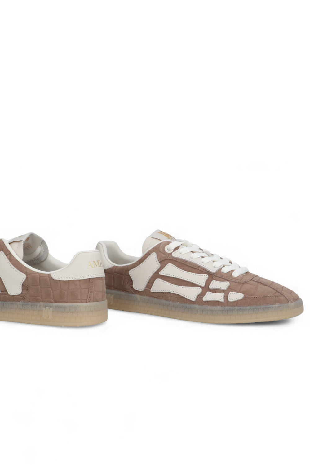 תמונת תקריב של נעלי סניקרס