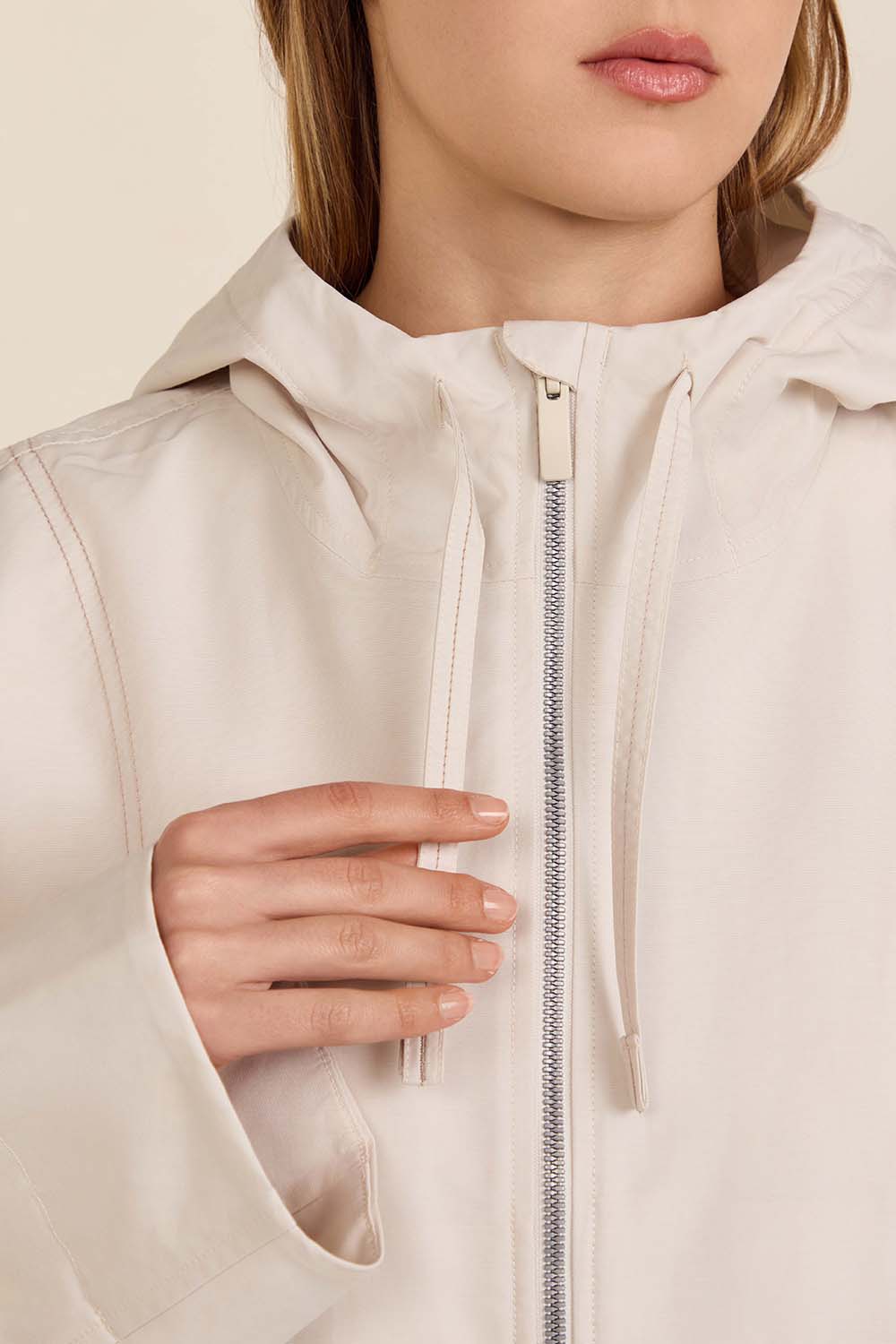 תמונת תקריב דוגמן של Water-Resistant Cropped Hooded Jacket