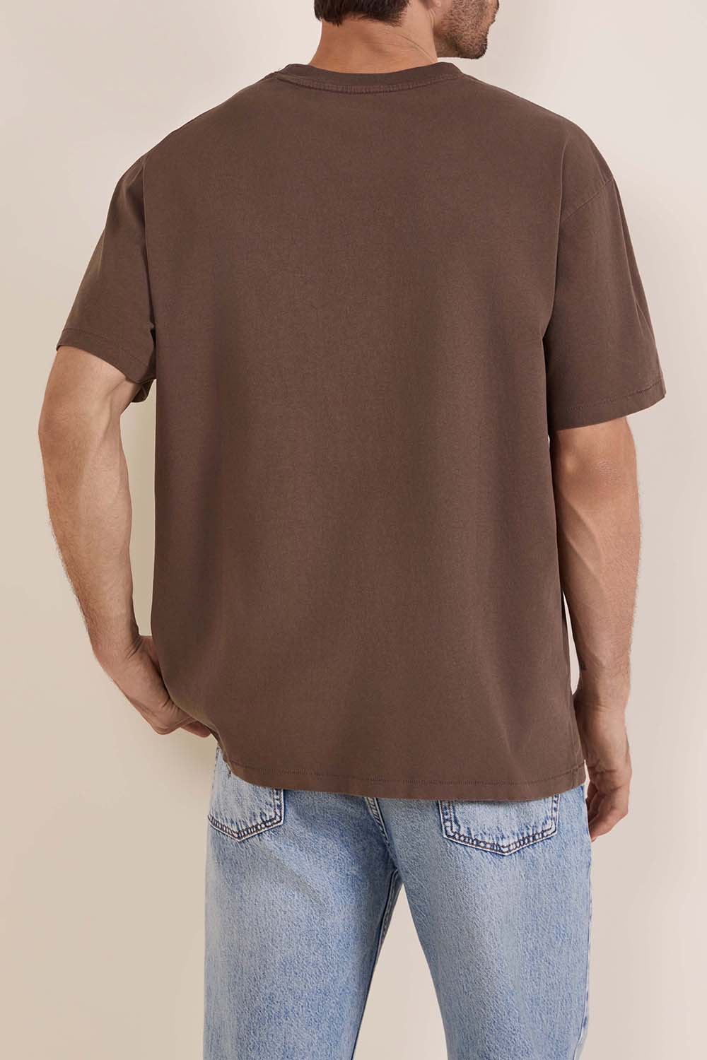 תמונת דוגמן אחורית של חולצת טי