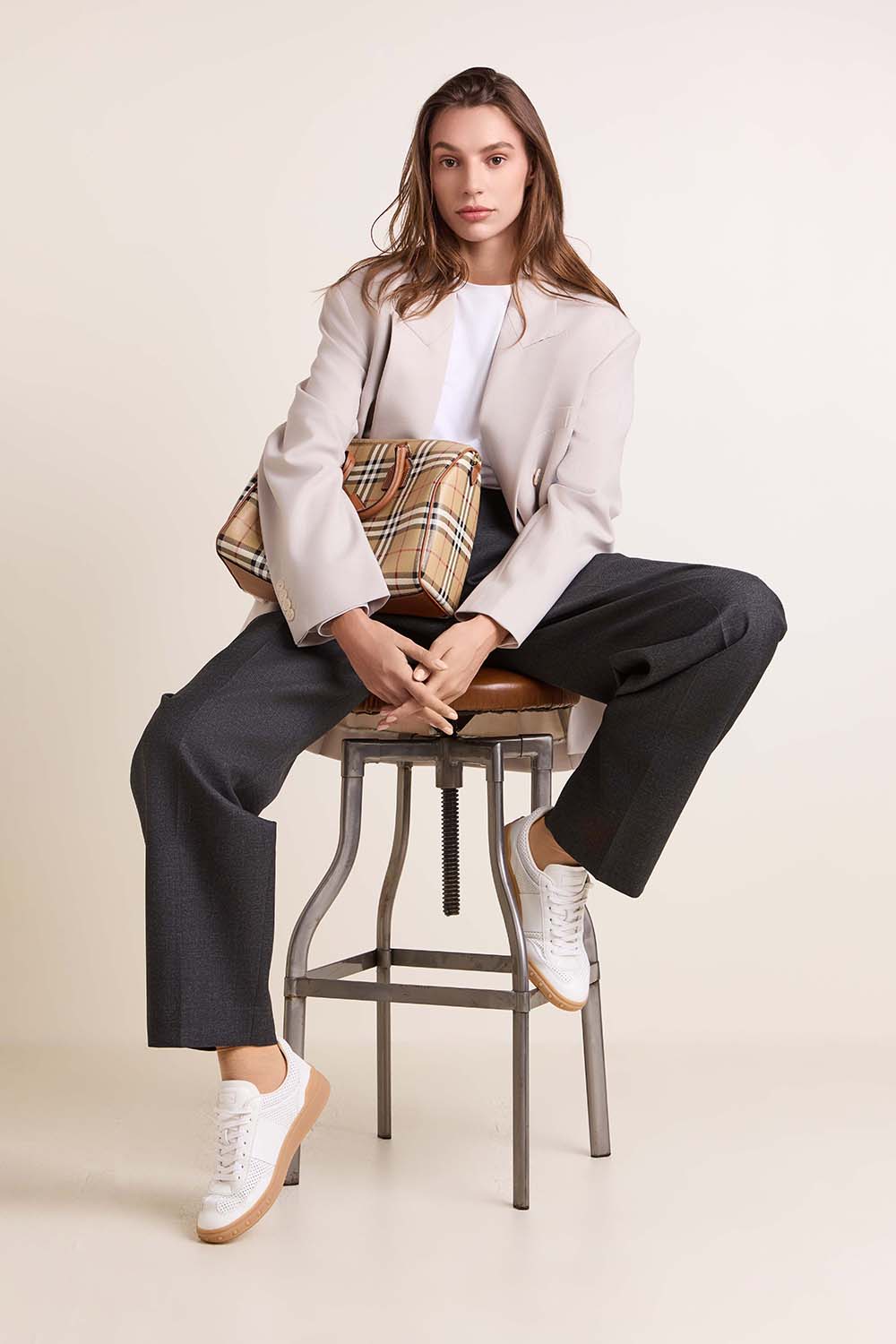 תמונת דוגמן קידמית של נעלי סניקרס