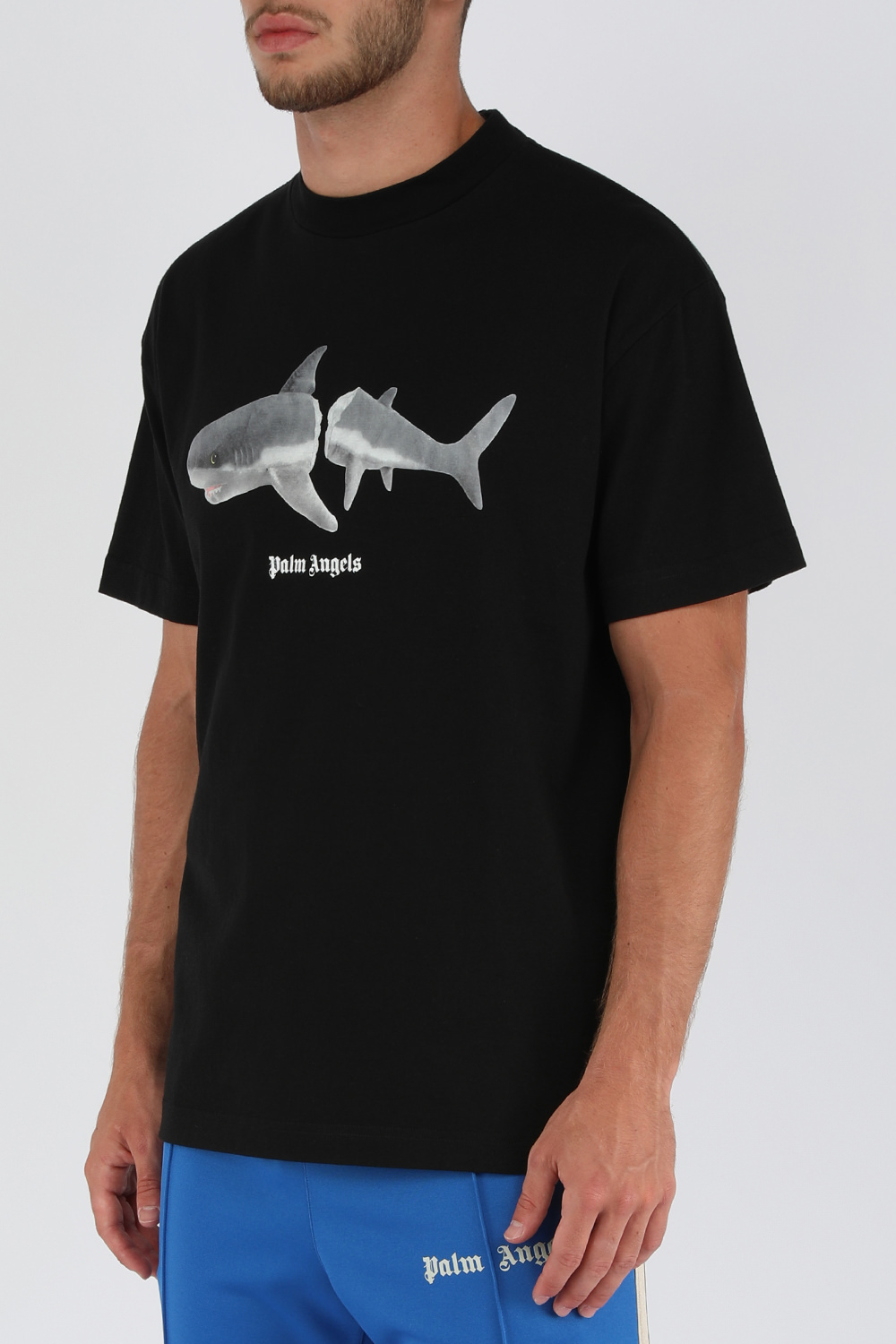 תמונת דוגמן קידמית של חולצת טי שחורה עם הדפס כריש