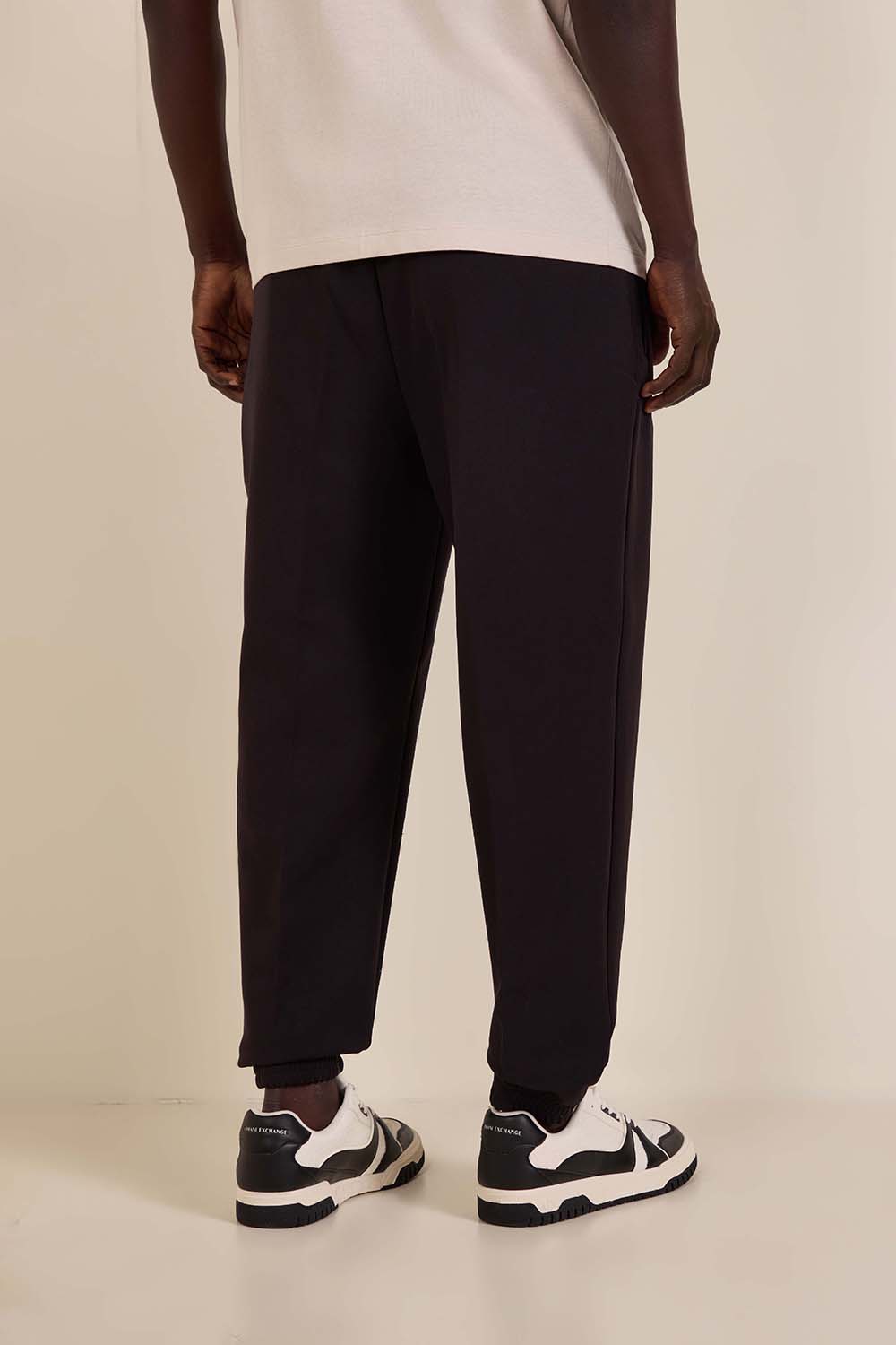 תמונת דוגמן אחורית של מכנסי ג'וגר מחוייטים