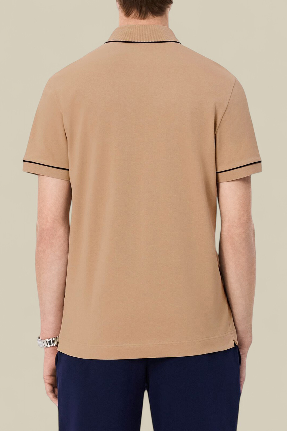 תמונת דוגמן אחורית של חולצת פולו