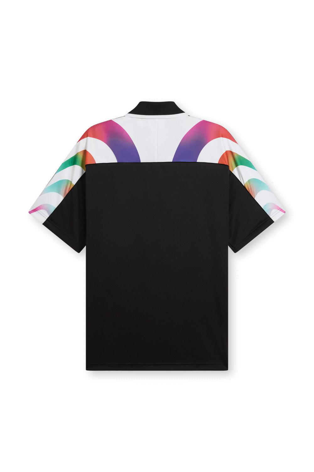 תמונה אחורית של חולצת כדורגל בהשראת חודש הגאווה