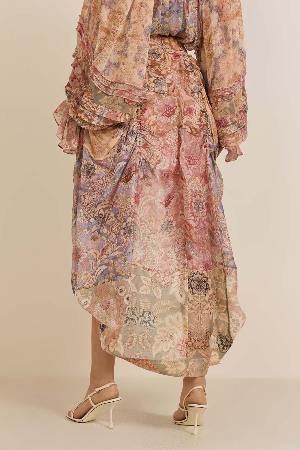 תמונת דוגמן אחורית של חצאית מידי פשתן