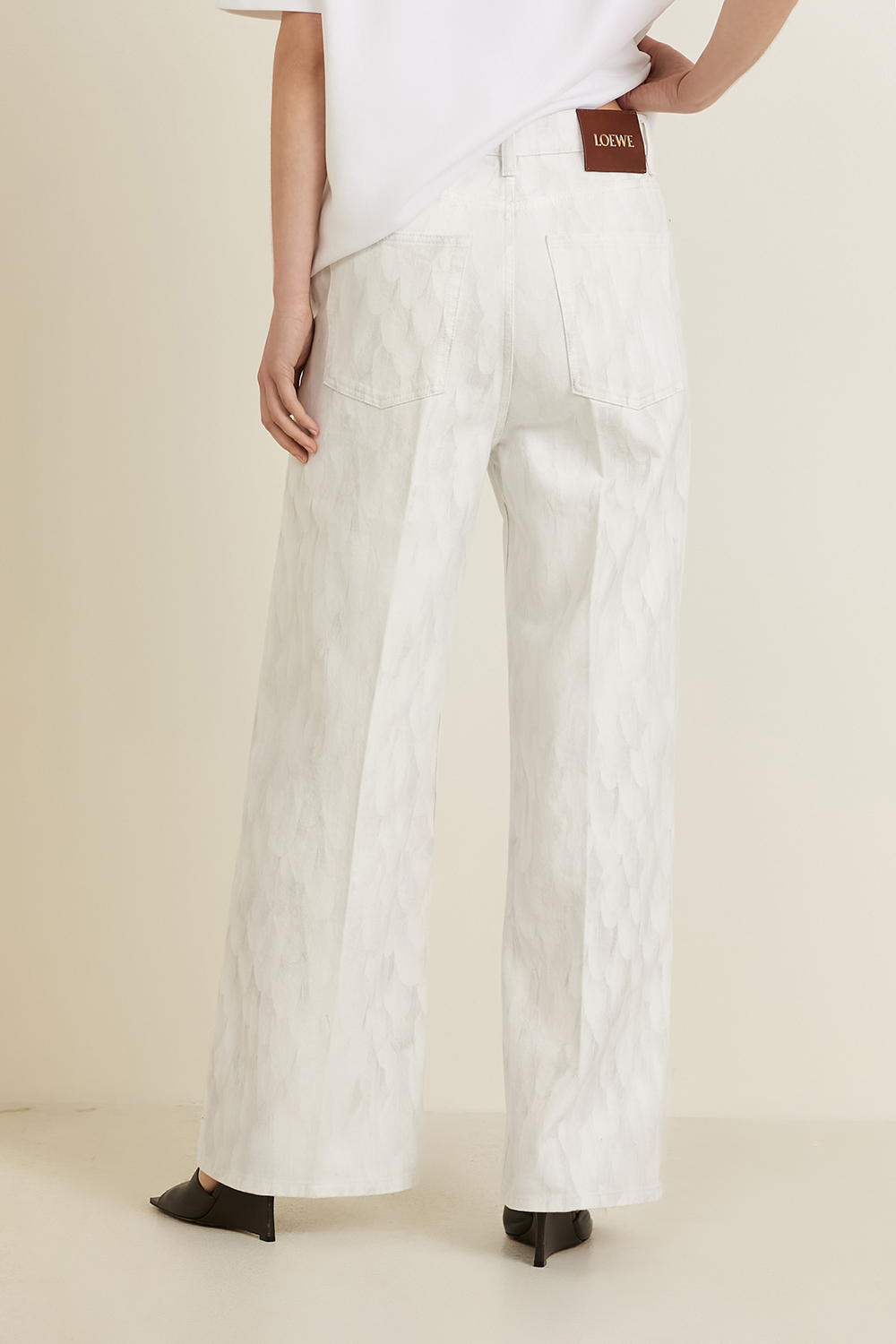 תמונת דוגמן אחורית של מכנסי ג'ינס בגזרה רחבה