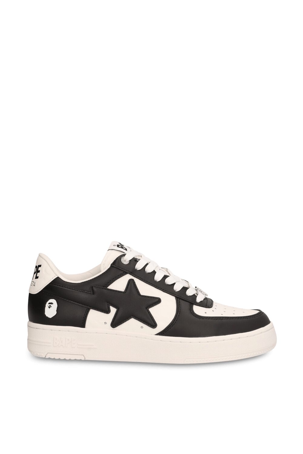 תמונה קידמית של נעלי סניקרס