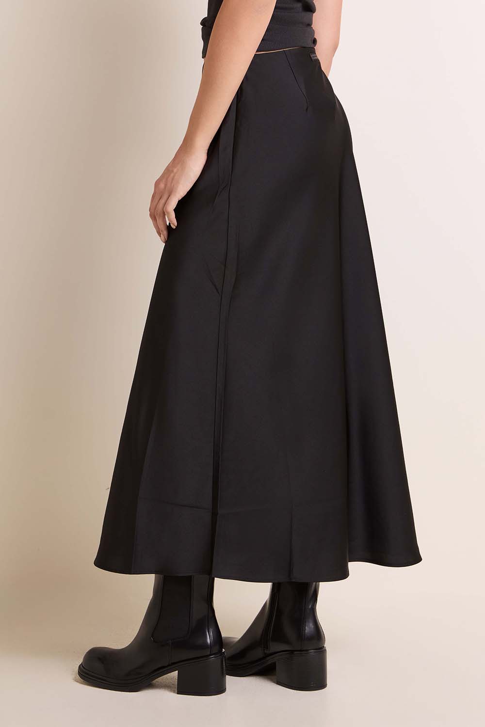 תמונת דוגמן אחורית של חצאית מידי סאטן