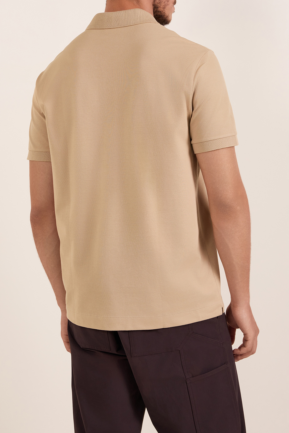 תמונת דוגמן אחורית של חולצת פולו