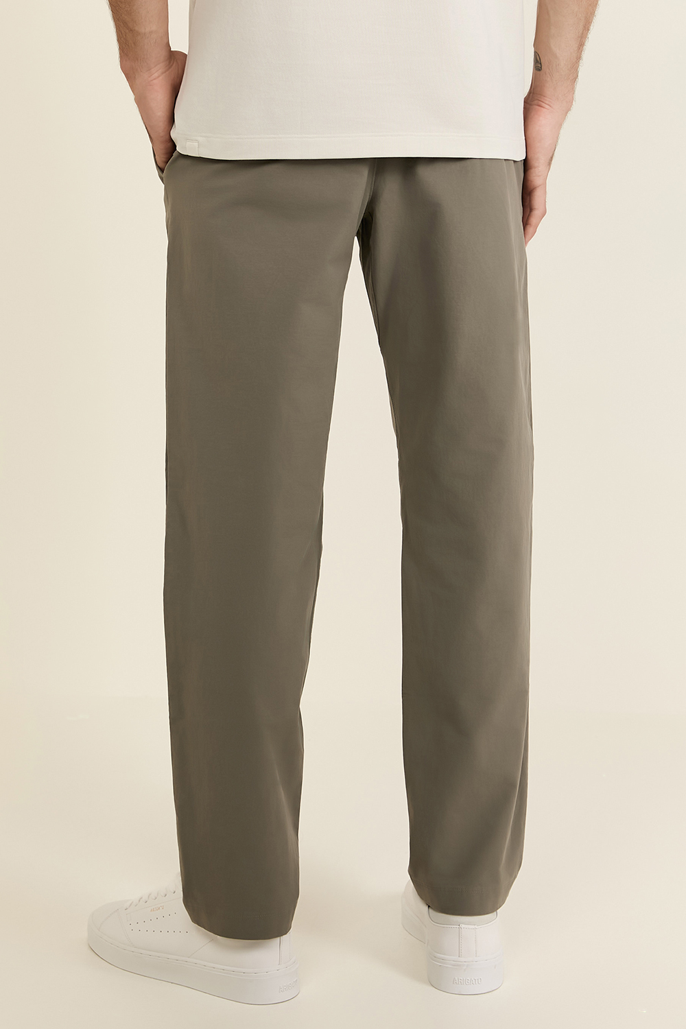 תמונת דוגמן אחורית של ABC Classic-Fit Trouser 32''L VersaTwill